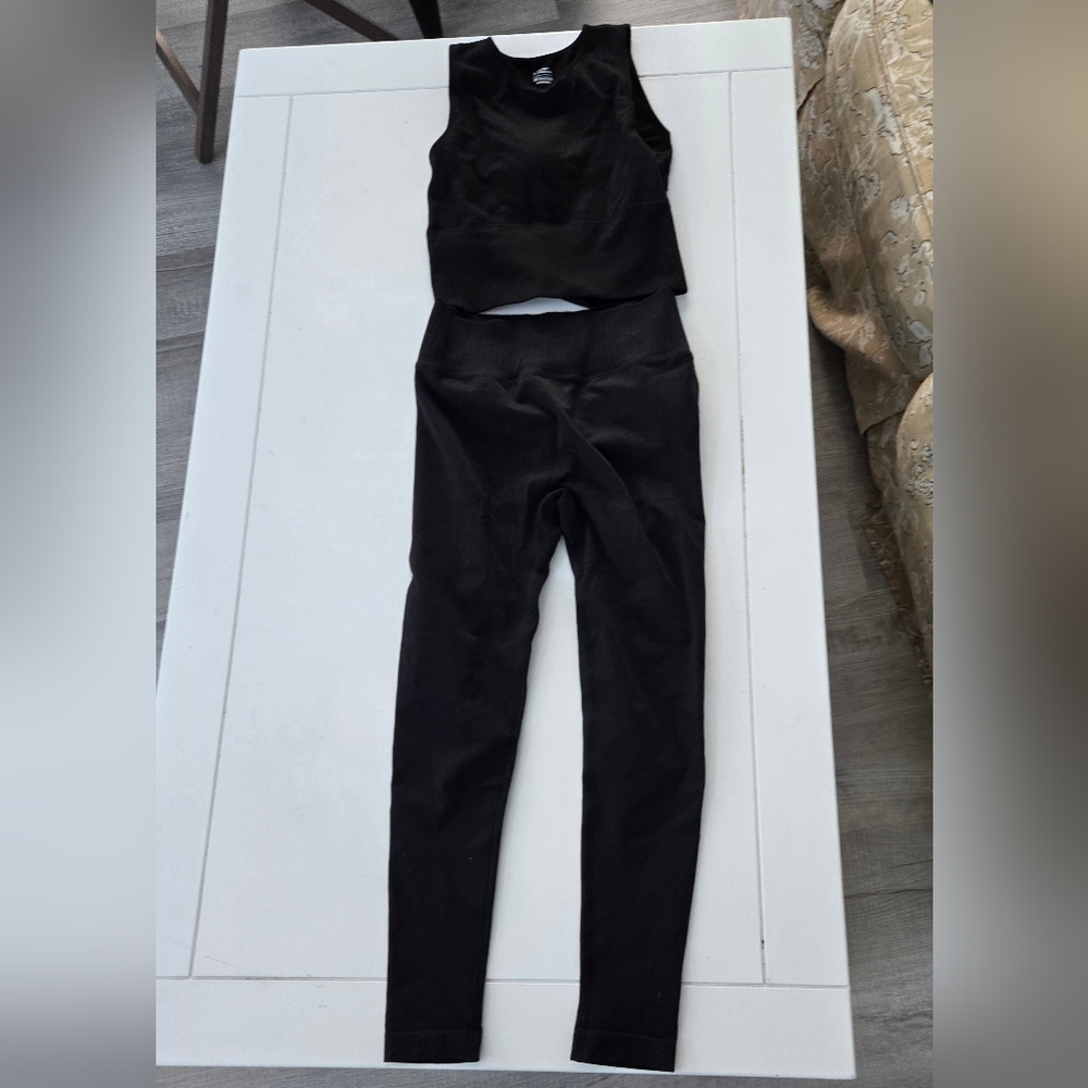 Women's Black leggings and cropped shirt size small - Picture 1 of 11